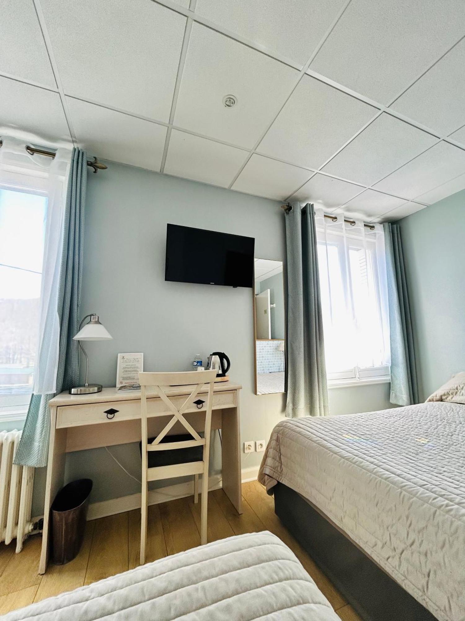 Logis Hotel L'Ayguelade Bielle Екстериор снимка