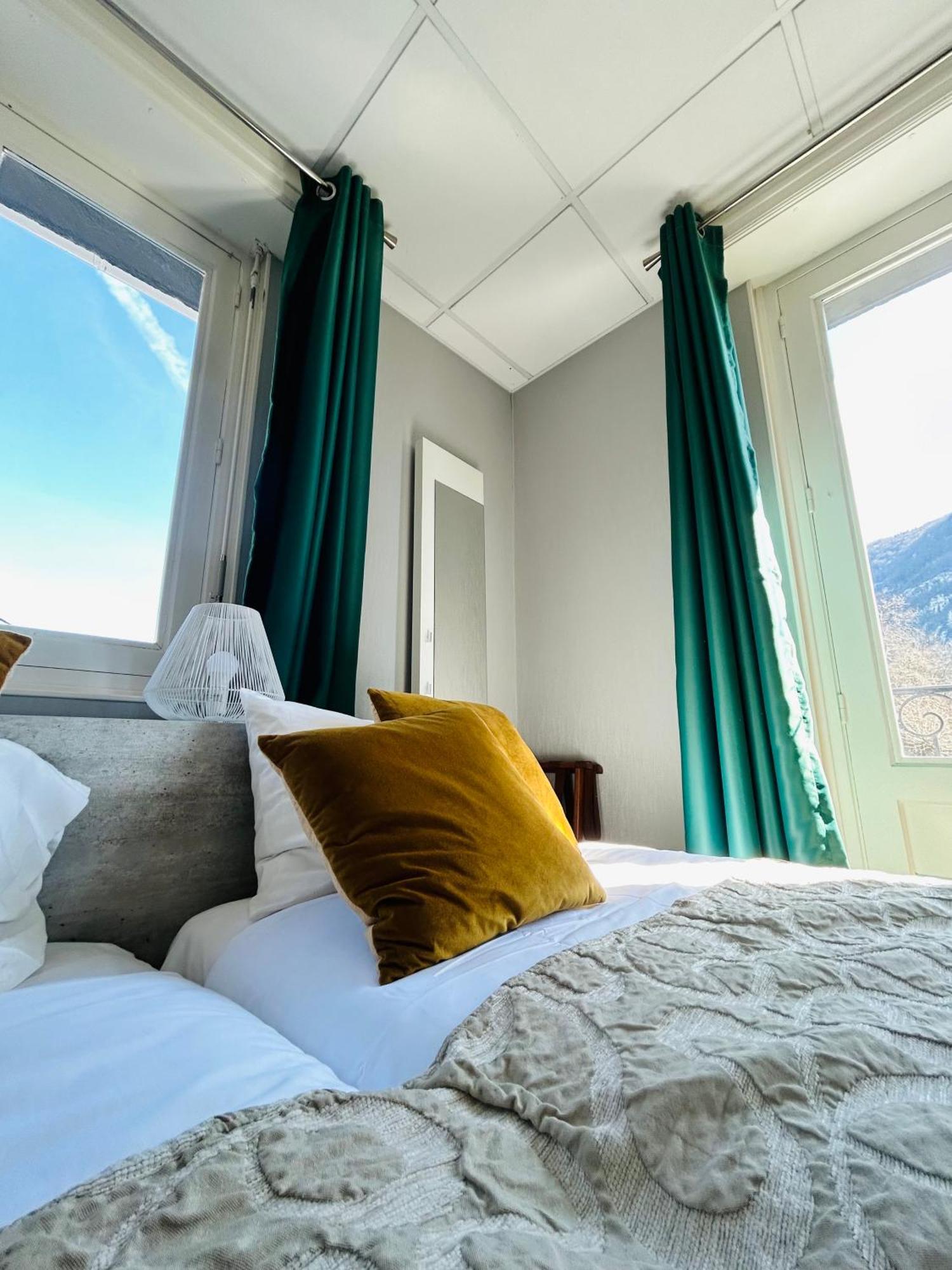 Logis Hotel L'Ayguelade Bielle Екстериор снимка