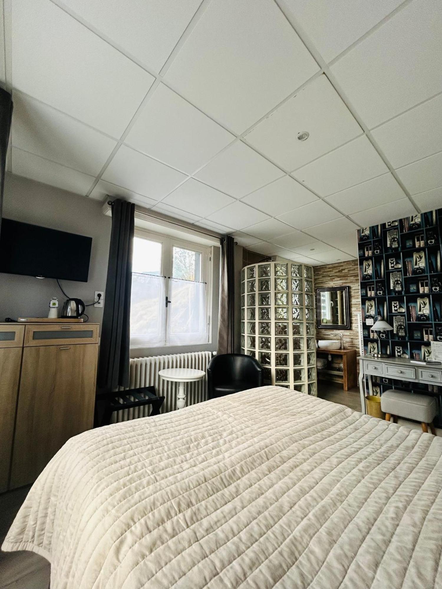 Logis Hotel L'Ayguelade Bielle Екстериор снимка
