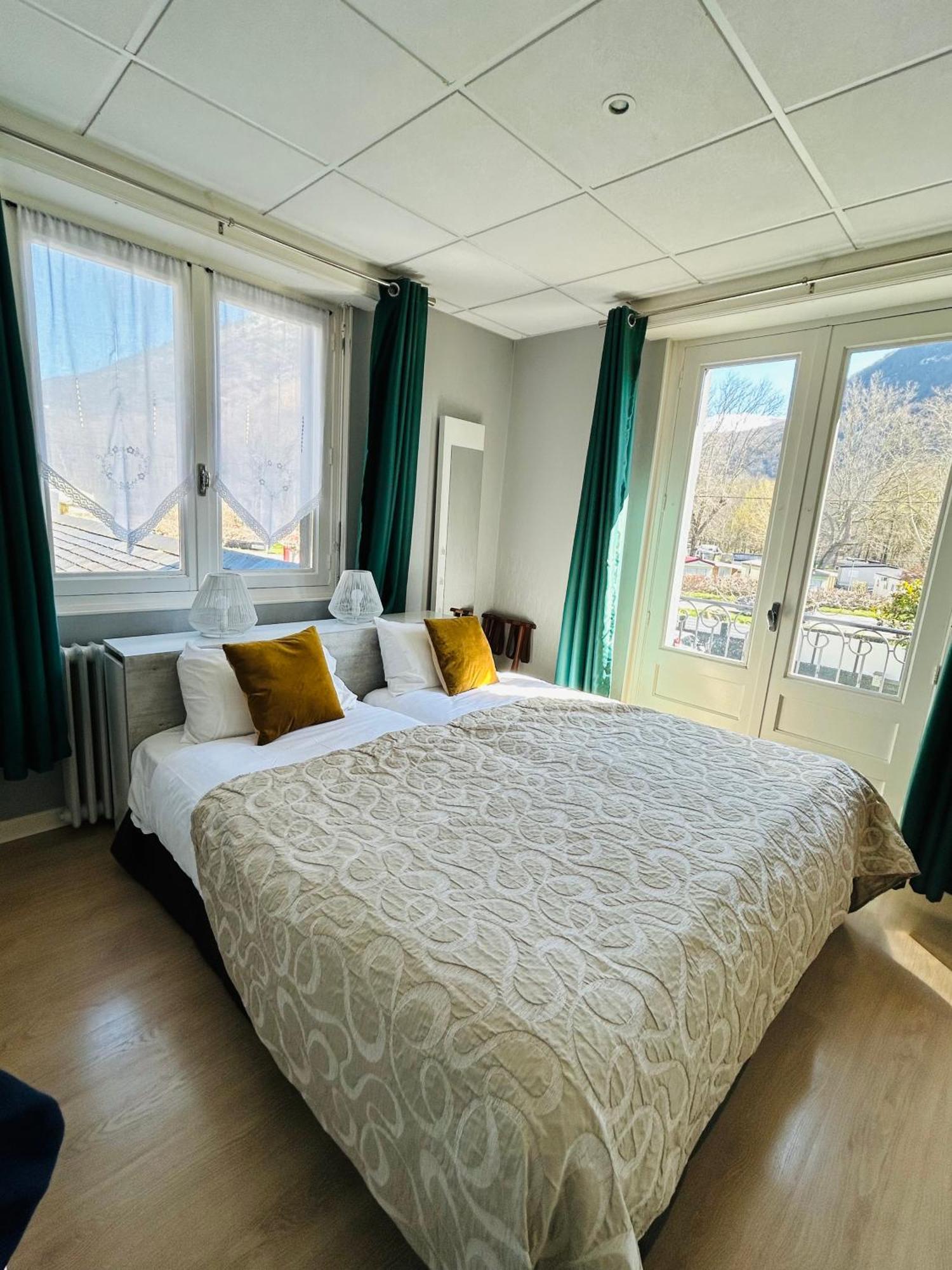 Logis Hotel L'Ayguelade Bielle Екстериор снимка