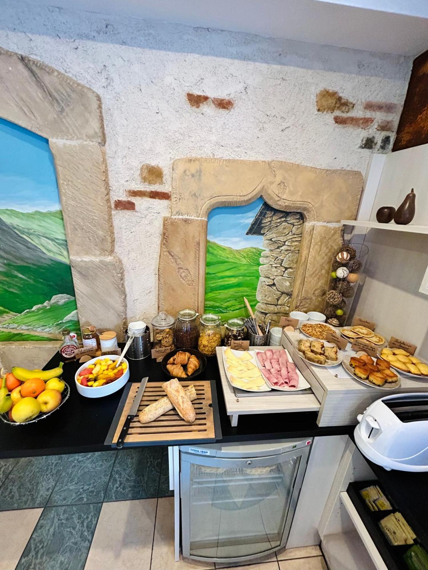 Logis Hotel L'Ayguelade Bielle Екстериор снимка