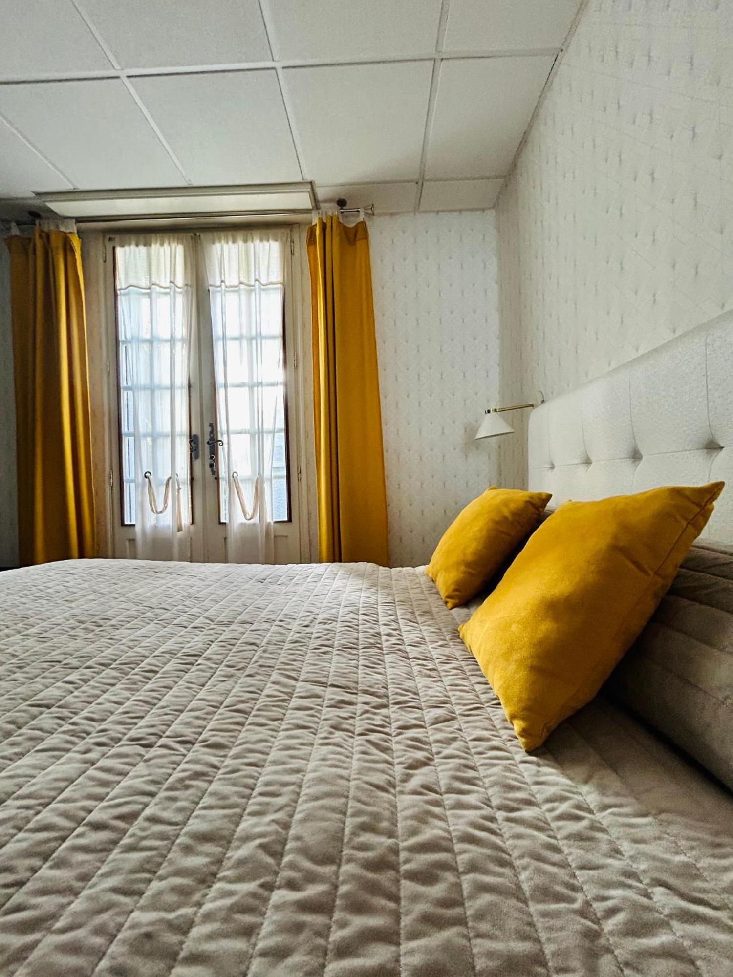 Logis Hotel L'Ayguelade Bielle Екстериор снимка