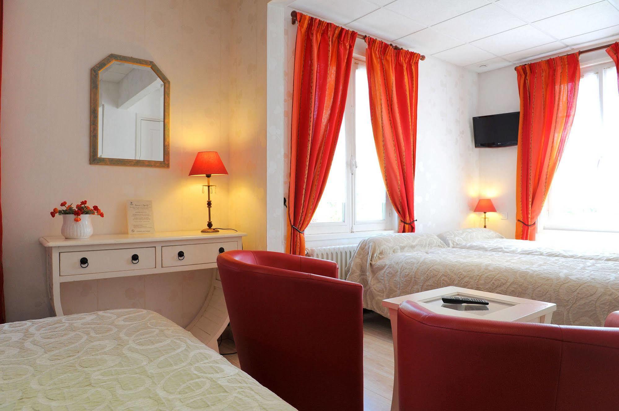 Logis Hotel L'Ayguelade Bielle Екстериор снимка