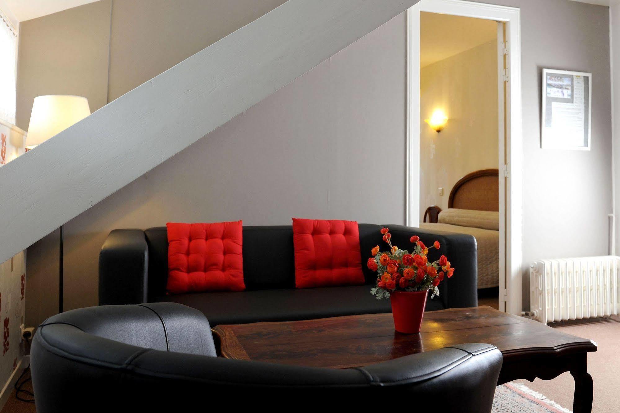 Logis Hotel L'Ayguelade Bielle Екстериор снимка