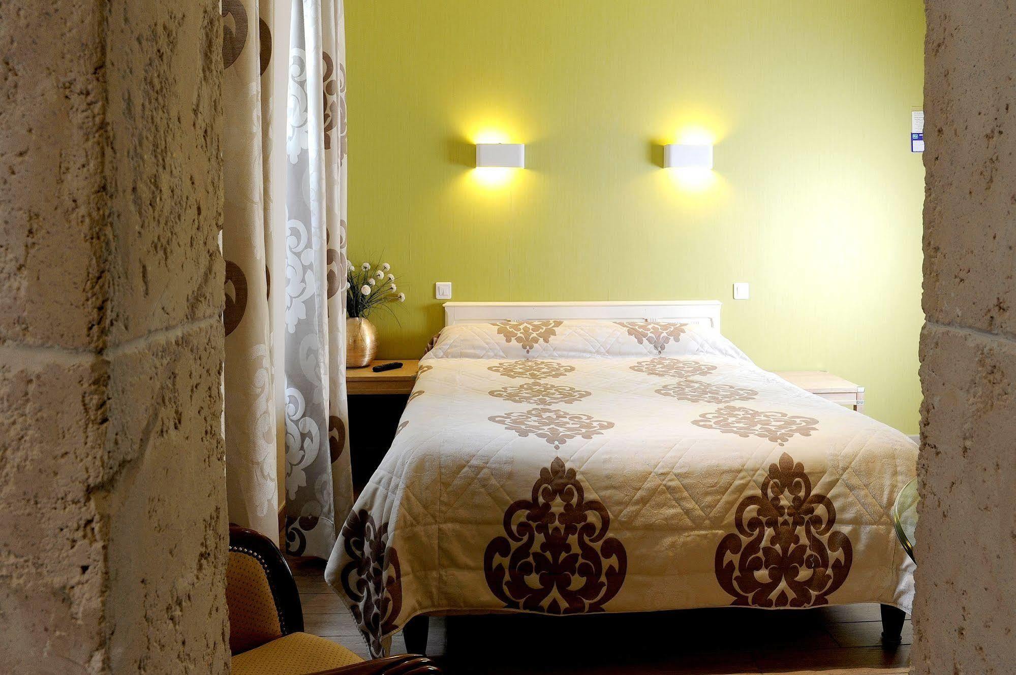 Logis Hotel L'Ayguelade Bielle Екстериор снимка