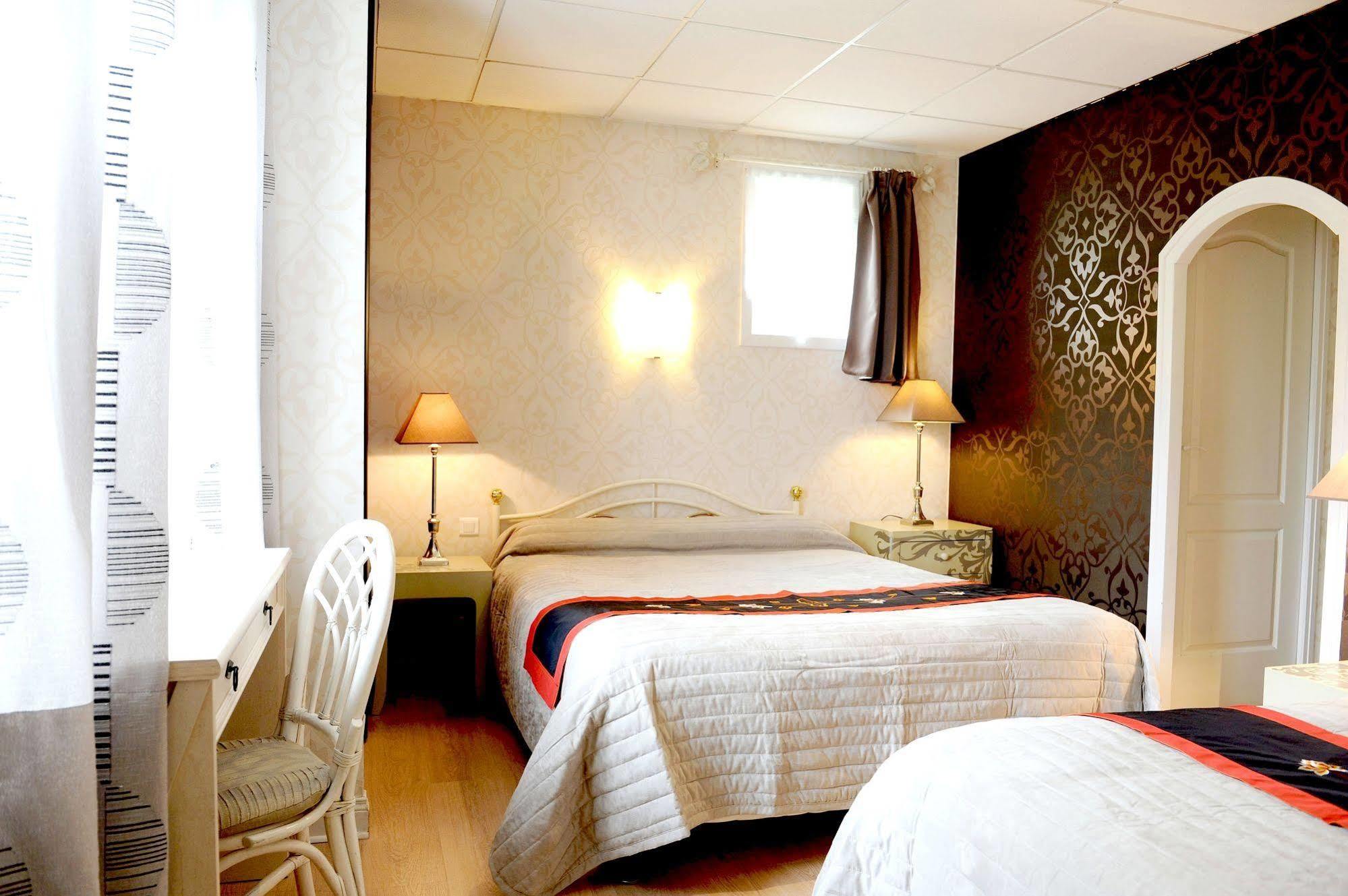 Logis Hotel L'Ayguelade Bielle Екстериор снимка