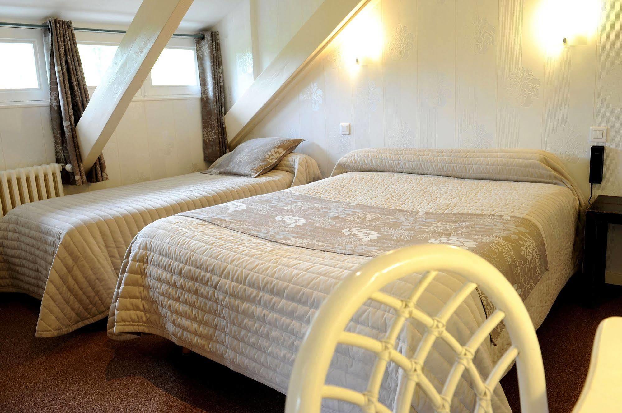 Logis Hotel L'Ayguelade Bielle Екстериор снимка