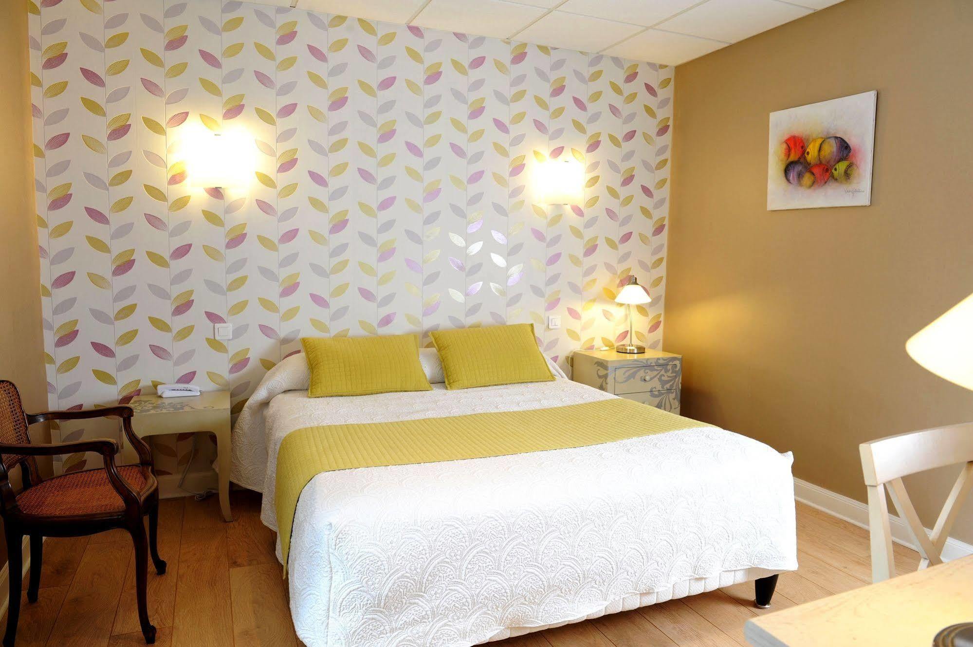 Logis Hotel L'Ayguelade Bielle Екстериор снимка