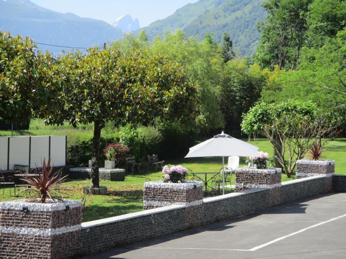 Logis Hotel L'Ayguelade Bielle Екстериор снимка